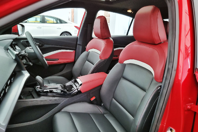 Xe đi kèm với nhiều hệ thống an toàn và hỗ trợ lái như: Kiểm soát hành trình (Cruise Control), cảnh báo chuyển làn đường (LCA), cảnh báo điểm mù (BSD), cảnh báo phương tiện cắt ngang khi lùi (RCTA), cảnh báo va chạm phía sau (RCW), Camera quan sát xung quanh 360 độ và 6 túi khí. Bản full options đi kèm với nội ngoại thất trông rất “sang xịn mịn”.