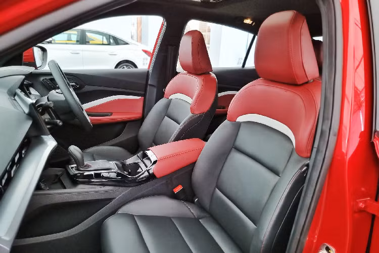 Xe đi kèm với nhiều hệ thống an toàn và hỗ trợ lái như: Kiểm soát hành trình (Cruise Control), cảnh báo chuyển làn đường (LCA), cảnh báo điểm mù (BSD), cảnh báo phương tiện cắt ngang khi lùi (RCTA), cảnh báo va chạm phía sau (RCW), Camera quan sát xung quanh 360 độ và 6 túi khí. Bản full options đi kèm với nội ngoại thất trông rất “sang xịn mịn”.