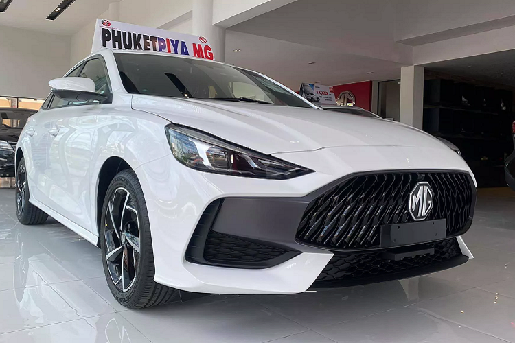 Tại Thái Lan, MG5 2021 mới có giá bán từ 392 – 483 triệu đồng với tổng cộng 3 phiên bản. Xe đi kèm với chế độ bảo hành dài hạn lên đến 4 năm hoặc 120.000km. Tương tự như hai mẫu MG ZS và HS, MG5 2021 được lắp ráp ở Thái Lan bởi tập đoàn Tan Chong.