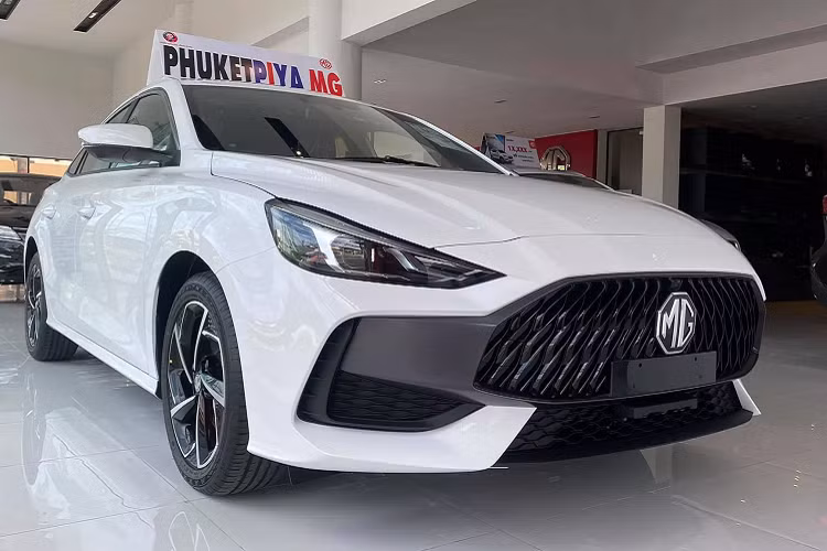 Tại Thái Lan, MG5 2021 mới có giá bán từ 392 – 483 triệu đồng với tổng cộng 3 phiên bản. Xe đi kèm với chế độ bảo hành dài hạn lên đến 4 năm hoặc 120.000km. Tương tự như hai mẫu MG ZS và HS, MG5 2021 được lắp ráp ở Thái Lan bởi tập đoàn Tan Chong.