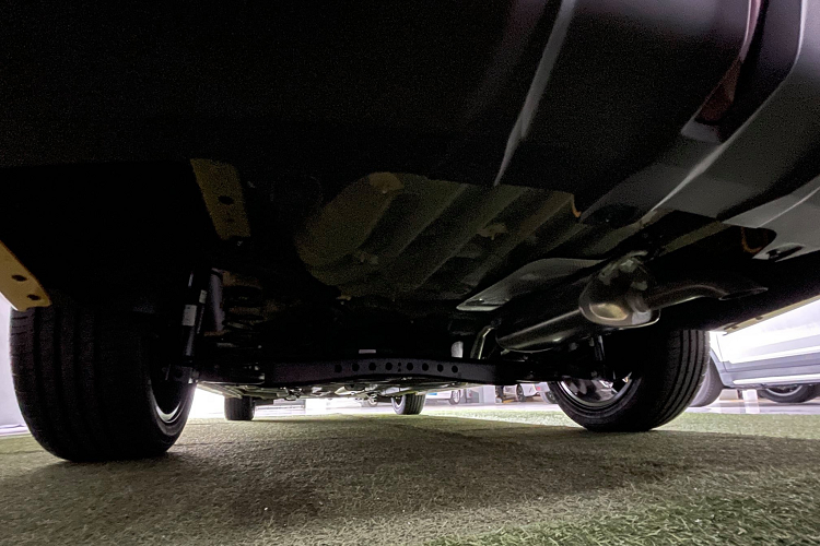 Nội thất MG5 2021 hấp dẫn không kém ngoại thất. Cabin mẫu sedan hạng C mang thiết kế khá chỉnh chu, sang trọng và thể thao. MG5 2021 mang “đồ chơi” như ghế bọc da hai tông màu, ghế lái chỉnh điện 6 hướng. Trang bị đồng hồ hỗ trợ lái 7 inch kỹ thuật số (các mẫu xe phân khúc C vẫn dùng analog). Ở phiên bản cao cấp nhất, xe có thêm cửa sổ trời (hàng ghế trước).