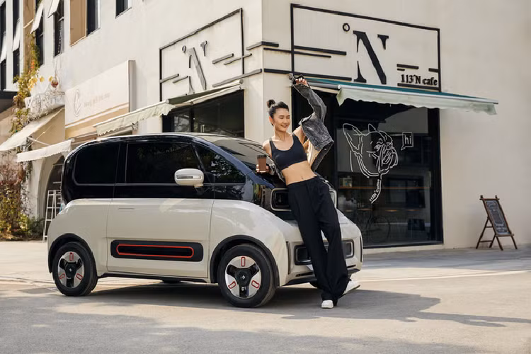 Cho dù Baojun KiWi có thể không tạo ấn tượng ban đầu tốt dựa trên vẻ ngoài, nhưng ít nhất nó cũng chứng tỏ được độ tin cậy khi bạn ngồi sau tay lái. Chiếc xe có trang bị một số tính năng công nghệ cao, đẹp mắt ở phía trong. Hơn nữa, nó cũng tự tin mang đến những chuyến đi dễ chịu, với hệ thống treo độc lập McPherson, và thiết kế hệ thống treo độc lập xương đòn kép.