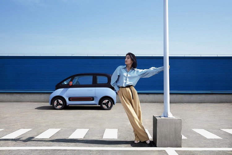 Ở khía cạnh phạm vi hoạt động, nhà sản xuất công bố chiếc xe tí hon có thể chạy được 305 km trên một lần sạc. Nhờ có tính nặng sạc nhanh, chủ xe có thể sạc đầy cụm pin chỉ trong 1 tiếng. Đối với các tính năng công nghệ cao, KiWi sẽ có tính năng điều hướng thời gian thực, hệ thống AI tương tác bằng giọng nói.