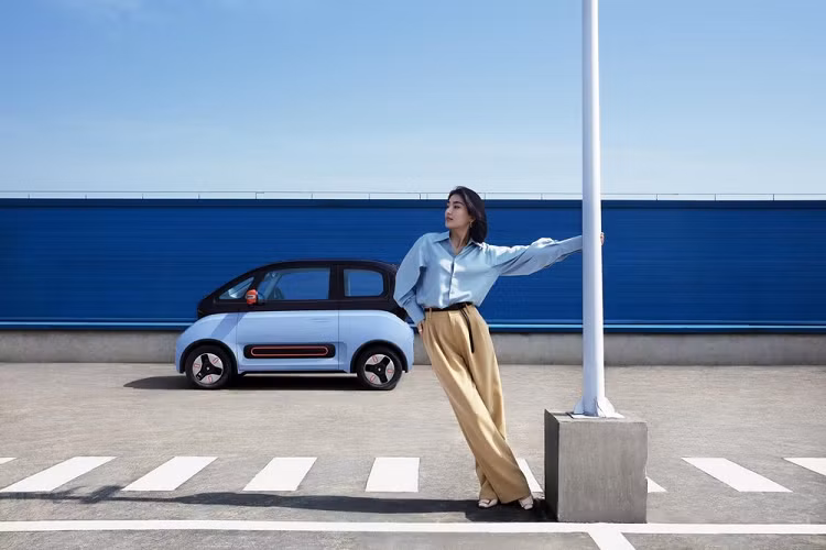 Ở khía cạnh phạm vi hoạt động, nhà sản xuất công bố chiếc xe tí hon có thể chạy được 305 km trên một lần sạc. Nhờ có tính nặng sạc nhanh, chủ xe có thể sạc đầy cụm pin chỉ trong 1 tiếng. Đối với các tính năng công nghệ cao, KiWi sẽ có tính năng điều hướng thời gian thực, hệ thống AI tương tác bằng giọng nói.