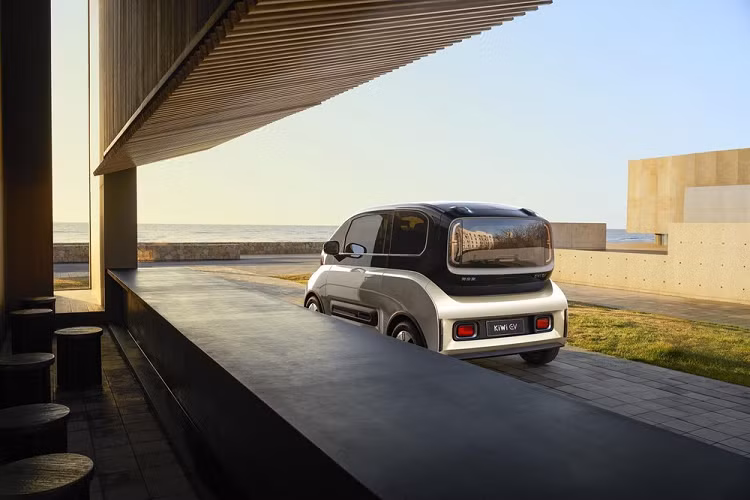 Mô tơ điện gắn trên trục sau của xe chỉ sản sinh khiêm tốn 54 mã lực và 150 Nm mô-men xoắn cực đại. Nhờ vậy, xe cũng chỉ có tốc độ tối đa 100 km/h, nhưng nhắc lại một lần nữa, KiWi vốn được thiết kế theo trào lưu và chủ yếu sử dụng tiện tích trong đô thị chứ không phải một mẫu xe thể thao hiệu suất cao.