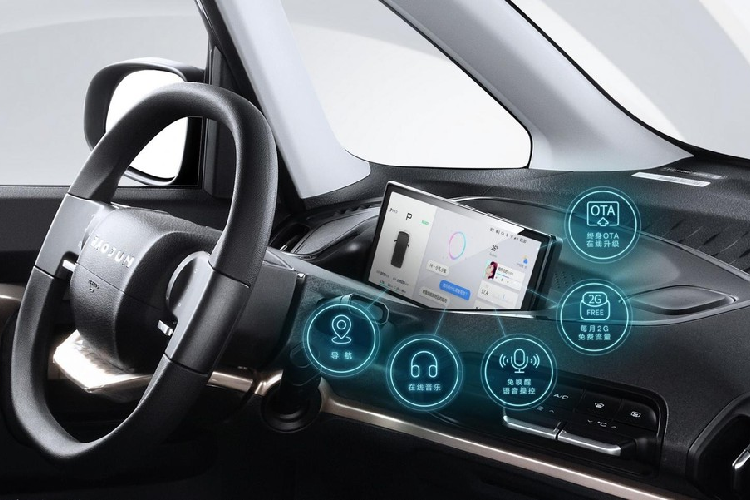 Tạm gác thiết kế kỳ lạ sang một bên, mẫu xe điện đô thị này có cung cấp 6 màu sắc ngoại thất để phù hợp khẩu vị nhiều người mua. Không chỉ vậy, những màu sắc đó sẽ luôn được sử dụng kết hợp với một màu tương phản trên phần nóc, lưới tản nhiệt, gương, và các chi tiết trang trí.