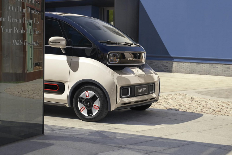 Với kích thước chỉ dài 2.894 mm, rộng 1.655 mm, cao 1.595 mm, và trục cơ sở 2.020 mm, Baojun KiWi chạy điện 4 ngồi chỗ hợp trào lưu để thu hút đối tượng khách hàng trẻ tuổi. Nó vốn được dựa trên Baojun E300 Plus, và chia sẻ cùng thiết kế quái đản, nhưng liên doanh SAIC-GM-Wuling vẫn khẳng định sản phẩm mới có dáng vẻ tương lai, phong cách cá tính nhờ thân vỏ 2 màu.