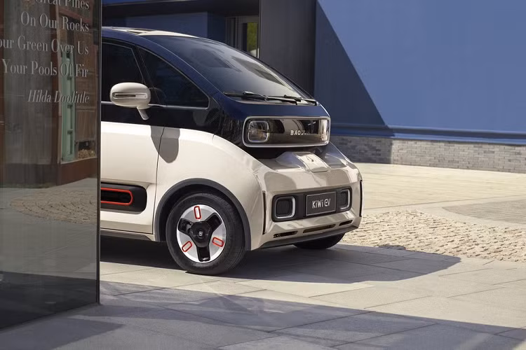 Với kích thước chỉ dài 2.894 mm, rộng 1.655 mm, cao 1.595 mm, và trục cơ sở 2.020 mm, Baojun KiWi chạy điện 4 ngồi chỗ hợp trào lưu để thu hút đối tượng khách hàng trẻ tuổi. Nó vốn được dựa trên Baojun E300 Plus, và chia sẻ cùng thiết kế quái đản, nhưng liên doanh SAIC-GM-Wuling vẫn khẳng định sản phẩm mới có dáng vẻ tương lai, phong cách cá tính nhờ thân vỏ 2 màu.