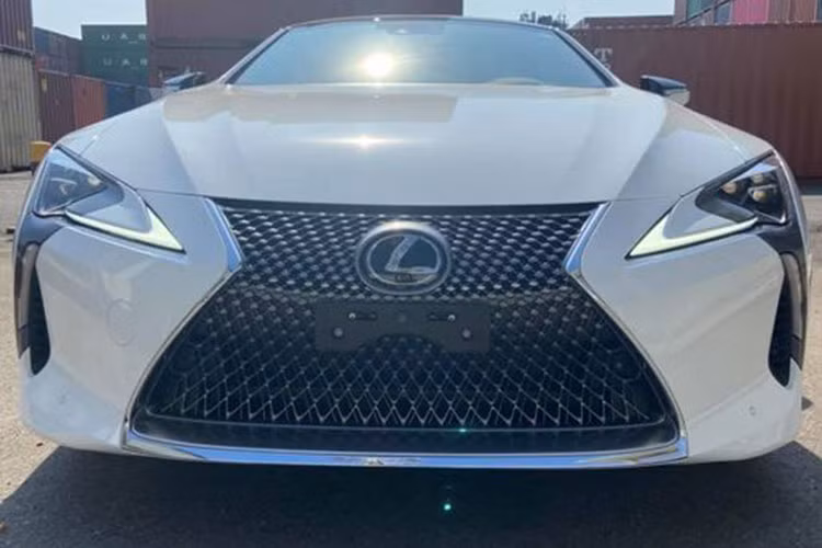 Ở phía sau chiếc xe sang mui trần này gây ấn tượng nhờ cụm đèn hậu thiết kế 3D hình chữ Y nằm ngang, được tạo thành từ các bóng LED nhỏ gọn. Mức giá xe Lexus LC 500 Convertible 2021 dù chưa được tiết lộ giá bán nhưng có thể khẳng định, để sở hữu được siêu phẩm 2 cửa tới từ Nhật Bản này, đại gia Việt sẽ phải chi ra số tiền không dưới 10 tỷ đồng. 