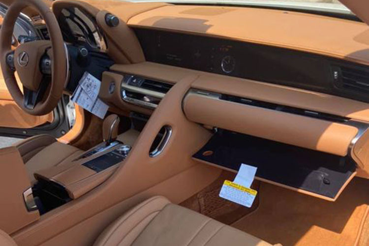 Về truyền động, chiếc mẫu xe mui trần Lexus LC 500 Convertible 2021 đầu tiên tại Việt Nam sử dụng khối động cơ V8 5.0l hút khí tự nhiên, sản sinh công suất tối đa 471 mã lực và 540 Nm mô-men xoắn. Đi kèm với đó là trang bị hộp số 10 cấp.