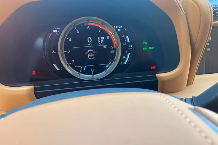 Bên cạnh đó, Lexus LC 500 Convertible 2021 cũng được trang bị rất nhiều công nghệ hỗ trợ người lái và giải trí cao cấp như hệ thống kết nối điện thoại thông minh, màn hình giải trí kích thước 10.3 inch, kết nối vệ tinh, điều khiển giọng nói, hệ thống âm thanh high-end Mark Levinson.