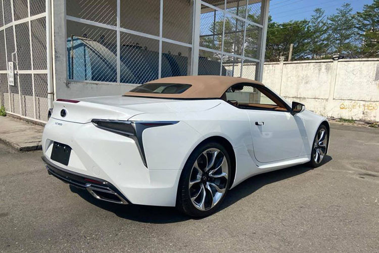 Lexus LC 500 Convertible 2021 được phát triển dựa trên cơ sở gầm bệ Lexus Global Architecture hay Luxury (GA-L) và được tạo ra từ những vật liệu cao cấp như thép cường độ cao, nhôm và sợi carbon giống như trên LS thế hệ mới. Thân vỏ của Lexus LC nói chung được làm từ thép cường độ cao vừa giúp tăng độ cứng vừa giúp giảm trọng lượng xe.