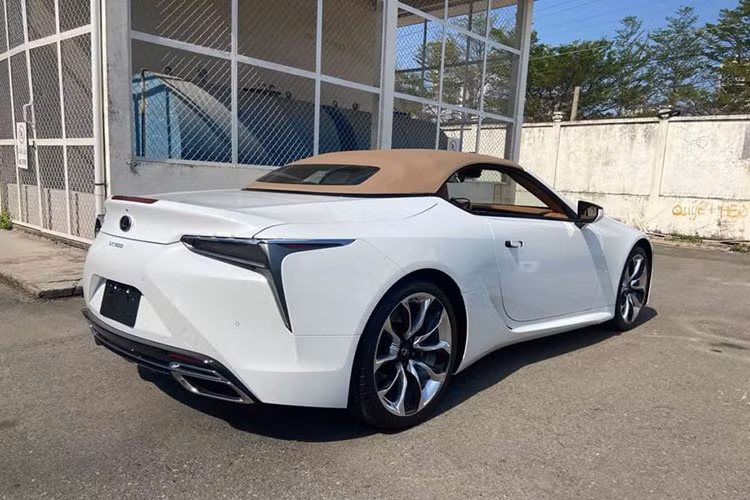 Lexus LC 500 Convertible 2021 được phát triển dựa trên cơ sở gầm bệ Lexus Global Architecture hay Luxury (GA-L) và được tạo ra từ những vật liệu cao cấp như thép cường độ cao, nhôm và sợi carbon giống như trên LS thế hệ mới. Thân vỏ của Lexus LC nói chung được làm từ thép cường độ cao vừa giúp tăng độ cứng vừa giúp giảm trọng lượng xe.