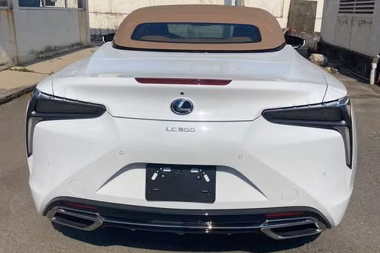 Ở khu vực phía trước, mẫu xe này nổi bật với cụm đèn hình móc câu Full-Led ấn tượng với cách điệu đèn định vị ban ngày vòng ra ngoài tạo cái nhìn khoẻ khoắn và lạ mắt. Thêm vào đó, mặt ca-lăng hình con suốt với các thanh kim loại đan hình mạng nhện càng góp phần tô điểm cho phần "mặt tiền" của LC 500 Convertible 2021 thêm phần hiện đại và tương lai.