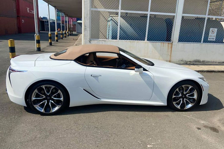 Việt Nam hiện có khoảng 4 chiếc xe sang Lexus LC 500 đang lăn bánh. Trong đó, có 3 chiếc thuộc phiên bản Coupe và 1 chiếc duy nhất thuộc phiên bản mui trần (Convertible). Chỉ cần nhìn vào những con số này đã đủ thấy độ hiếm và độc của những chiếc LC 500 nói chung và cá nhân chiếc LC 500 Convertible 2021 mới về nước nói riêng.