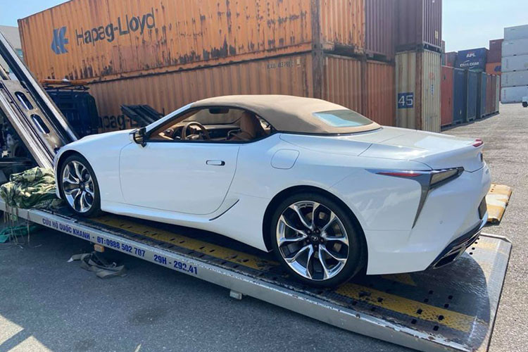 Về thiết kế ngoại thất, Lexus LC 500 Convertible 2021 nói riêng hay Lexus LC 500 nói chung là sự giao thoa giữa ngôn ngữ L-Fitness truyền thống của Lexus và phong cách tương lai đầy cá tính. Đi sâu vào chi tiết, Lexus LC 500 Convertible 2021 sở hữu phần đầu xe dài miên man và phần đuôi xe ngắn, đặc trưng dòng xe 2 cửa hiện đại.