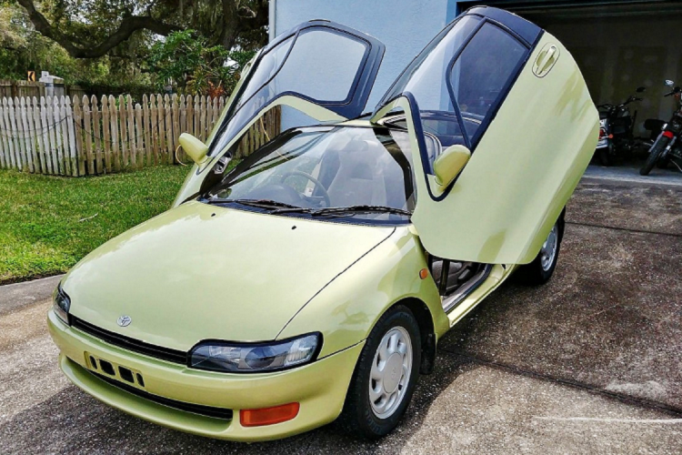 Mẫu xe thể thao Toyota Sera chỉ có duy nhất một tùy chọn động cơ đó là máy 4 xi-lanh dung tích 1.5 lít với 104 mã lực và 131 Nm mô-men xoắn cực đại, và ghép cặp với hộp số sàn 5 cấp hoặc hộp số tự động 4 cấp. Toyota Sera có trọng lượng rất nhẹ, chỉ 890 kg nhờ sử dụng các công nghệ cấu trúc trọng lượng nhẹ tân tiến của thời đó. Nó cũng là một trong những mẫu xe đầu tiên được trang bị đèn pha projector.