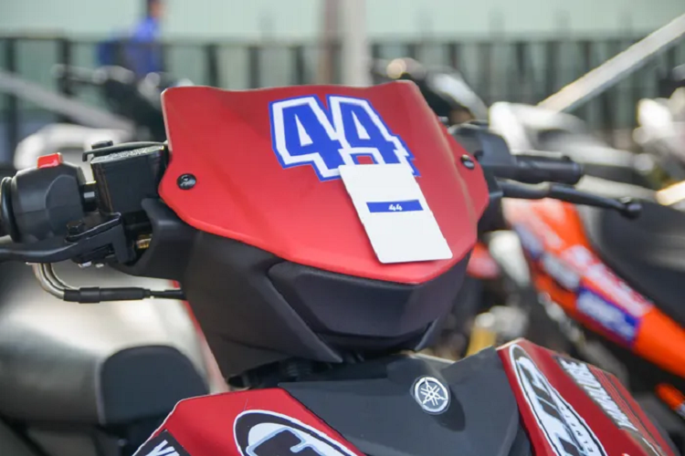 "Dàn chân" của Exciter 155 phiên bản xe đua đã được nâng cấp bộ lốp IRC MBR-110, đây là dòng lốp thương mại nhưng cho độ bám khá tốt. Yamaha sử dụng cả 2 phiên bản Exciter 155 để làm xe thi đấu, vì thế một số chiếc sẽ sử dụng kẹp phanh 2 piston, trong khi các xe còn lại dùng kẹp phanh một piston. 