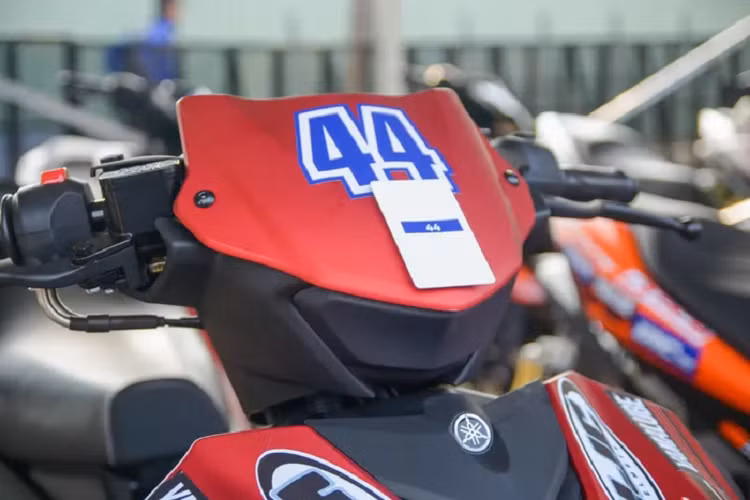 "Dàn chân" của Exciter 155 phiên bản xe đua đã được nâng cấp bộ lốp IRC MBR-110, đây là dòng lốp thương mại nhưng cho độ bám khá tốt. Yamaha sử dụng cả 2 phiên bản Exciter 155 để làm xe thi đấu, vì thế một số chiếc sẽ sử dụng kẹp phanh 2 piston, trong khi các xe còn lại dùng kẹp phanh một piston. 