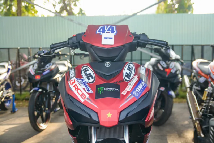 Điểm khác biệt dễ nhận ra nhất là hệ thống đèn đã được loại bỏ, vị trí lắp đèn được thay thế bằng tấm ốp nhựa màu đen. 