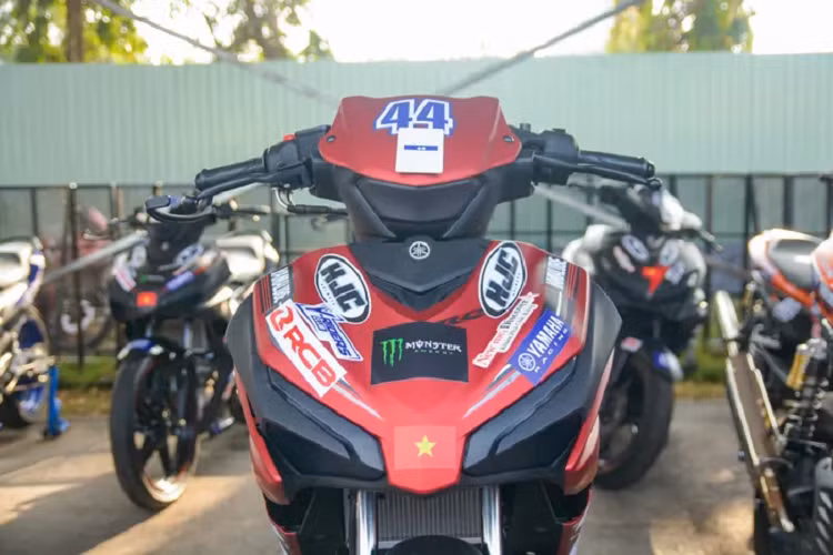 Điểm khác biệt dễ nhận ra nhất là hệ thống đèn đã được loại bỏ, vị trí lắp đèn được thay thế bằng tấm ốp nhựa màu đen. 