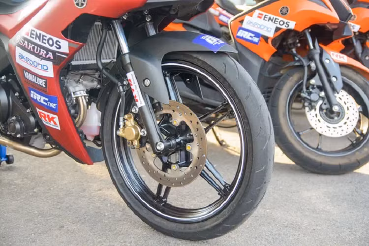 Bộ bảo vệ tay phanh là trang bị bắt buộc trên tất cả môtô đua ở các giải đấu quốc tế. Trang bị này tuy nhỏ nhưng khá hữu ích, giúp hạn chế tay phanh bị bóp ngoài ý muốn trong các tình huống tranh chấp.