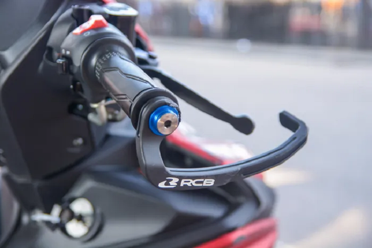 Cụm đồng hồ tốc độ cũng đã được loại bỏ. Khác với mẫu Winner đua sử dụng trong giải VMRC, Exciter 155 đua vẫn dùng bộ ghi-đông nguyên bản, cụm công tắc cũng được giữ nguyên. 