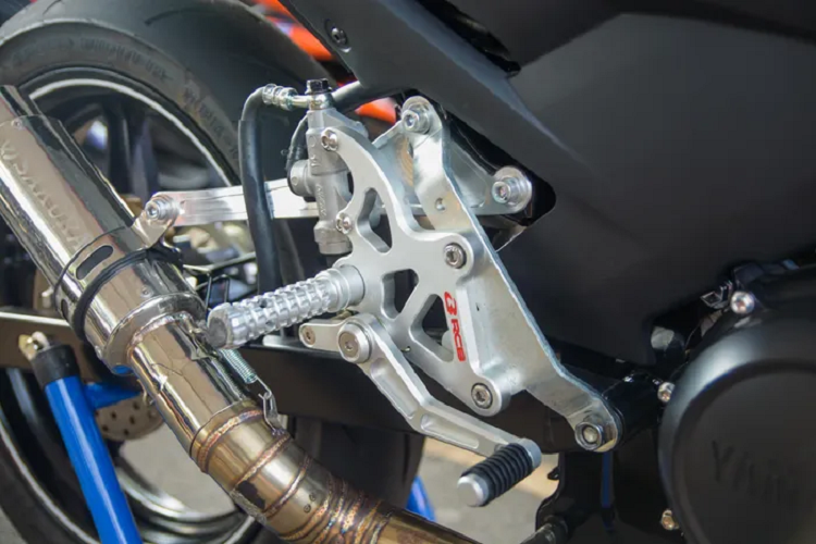 Yamaha Việt Nam không cho biết động cơ Yamaha Exciter 155 VVA đua có được can thiệp gì hay không, tuy nhiên hãng vẫn trang bị cho mẫu xe này hệ thống ống xả Sakura. Trải nghiệm thực tế, Exciter 155 cho cảm giác bốc hơn xe nguyên bản đôi chút.