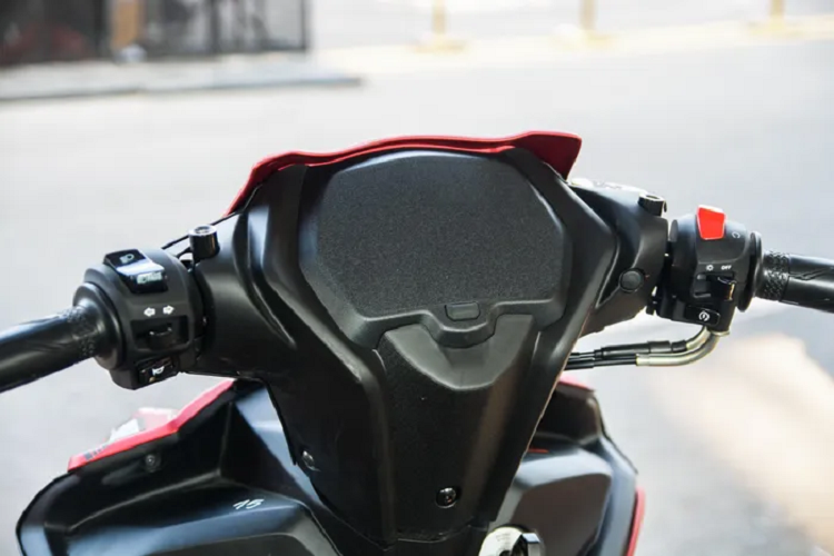 Để tay đua có thể nghiêng nhiều hơn trong cua, bộ số gãy là trang bị không thể thiếu trên những chiếc xe đua underbone. Yamaha Việt Nam trang bị cho Exciter 155 bộ số gãy RCB, phụ kiện này có giá bán ngoài thị trường khoảng 1,5 triệu đồng.