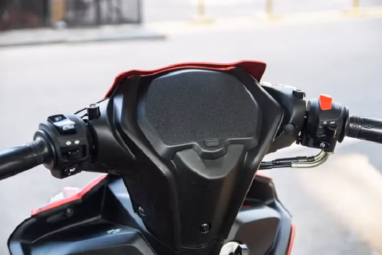 Để tay đua có thể nghiêng nhiều hơn trong cua, bộ số gãy là trang bị không thể thiếu trên những chiếc xe đua underbone. Yamaha Việt Nam trang bị cho Exciter 155 bộ số gãy RCB, phụ kiện này có giá bán ngoài thị trường khoảng 1,5 triệu đồng.