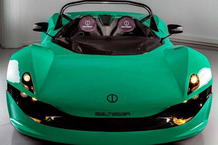 Nguồn điện của xe đến từ một cụm pin 700 volt được lắp đặt phía sau ghế ngồi. Khi chạy trong thành phố, Revolt có phạm vi ước tính là 600 km, nhưng hãy đưa nó đến đường đua và bạn sẽ có 40 phút trải nghiệm tốc độ cực kỳ vui thú. Một tin vui nữa là bạn chỉ mất 5 phút sạc để giúp cụm pin hồi phục 100 km. Revolt có trang bị vô lăng sợi carbon có thể tháo rời với các nút điều khiển tích hợp và 4 chế độ lái, ghế xe đua hoàn toàn bằng sợi carbon với vị trí lái kiểu F1, và dây đai an toàn 6 điểm. Như đã đề cập ở trên, chiếc xe này có đầy đủ các thiết bị an toàn tuân thủ theo FIA.