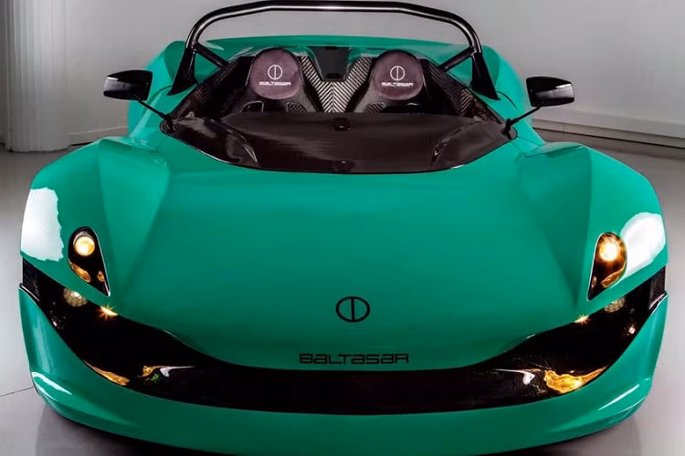 Nguồn điện của xe đến từ một cụm pin 700 volt được lắp đặt phía sau ghế ngồi. Khi chạy trong thành phố, Revolt có phạm vi ước tính là 600 km, nhưng hãy đưa nó đến đường đua và bạn sẽ có 40 phút trải nghiệm tốc độ cực kỳ vui thú. Một tin vui nữa là bạn chỉ mất 5 phút sạc để giúp cụm pin hồi phục 100 km. Revolt có trang bị vô lăng sợi carbon có thể tháo rời với các nút điều khiển tích hợp và 4 chế độ lái, ghế xe đua hoàn toàn bằng sợi carbon với vị trí lái kiểu F1, và dây đai an toàn 6 điểm. Như đã đề cập ở trên, chiếc xe này có đầy đủ các thiết bị an toàn tuân thủ theo FIA.