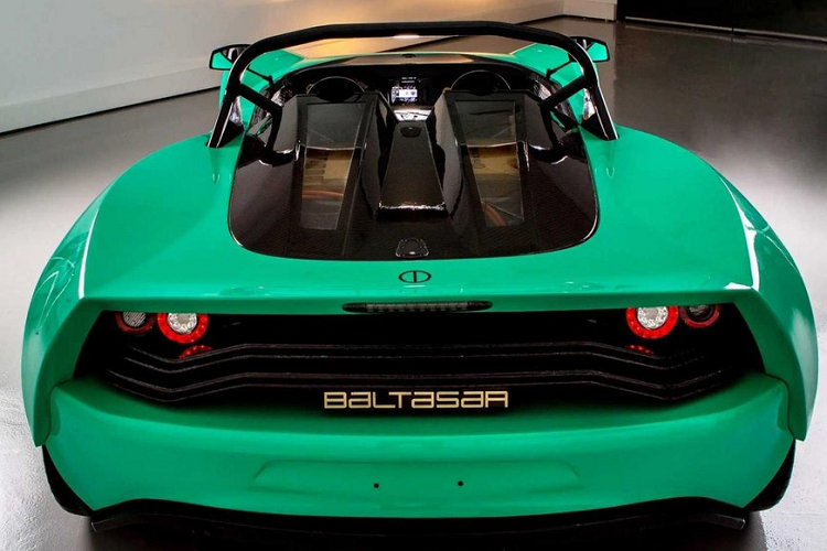 Baltasar có trụ sở tại Barcelona, nơi mỗi chiếc Revolt được chế tạo thủ công từ con số 0. Nó là một mẫu xe điện đột phá vì nó được tạo ra cho đường đua, mạnh mẽ, trọng lượng nhẹ, và có khả năng tăng tốc ấn tượng. Nó là một chiếc xe đáng mơ ước bởi vì nó được chế tạo “không thỏa hiệp” từ ban đầu, không sử dụng khung gầm có sẵn, và có thể “đánh bại mọi siêu xe động cơ đốt trong trên phương điện cảm giác lái thuần túy”.