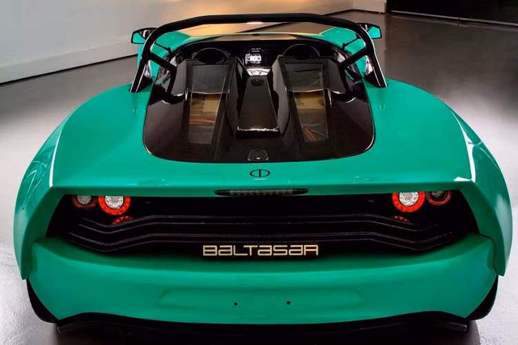 Baltasar có trụ sở tại Barcelona, nơi mỗi chiếc Revolt được chế tạo thủ công từ con số 0. Nó là một mẫu xe điện đột phá vì nó được tạo ra cho đường đua, mạnh mẽ, trọng lượng nhẹ, và có khả năng tăng tốc ấn tượng. Nó là một chiếc xe đáng mơ ước bởi vì nó được chế tạo “không thỏa hiệp” từ ban đầu, không sử dụng khung gầm có sẵn, và có thể “đánh bại mọi siêu xe động cơ đốt trong trên phương điện cảm giác lái thuần túy”.