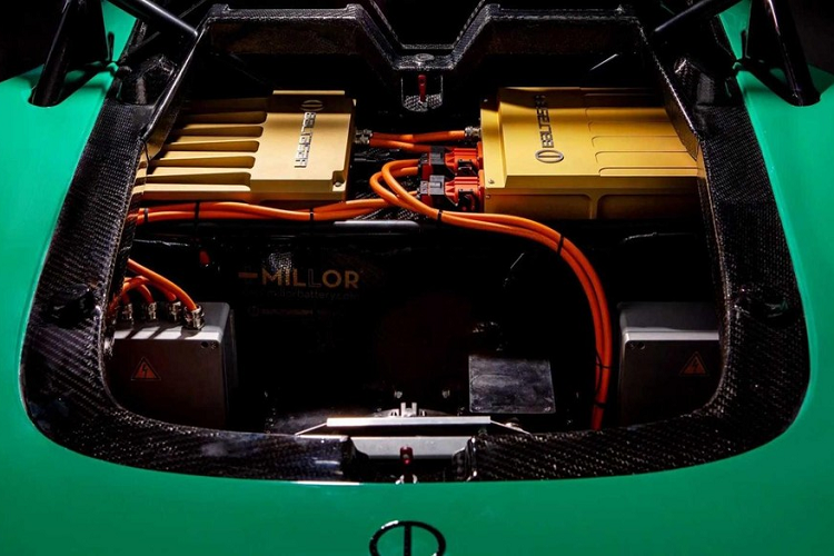 Revolt là một nỗ lực chung của Baltasar, Millor và Enchufings, và cả ba công ty này đều có điểm chung: nhà sáng lập và CEO Baltasar López. Mỗi công ty đảm nhận một phần sản xuất riêng biệt: Baltasar chế tạo ô tô, Millor sản xuất cụm pin, và Enchufings xử lý tính năng sạc.