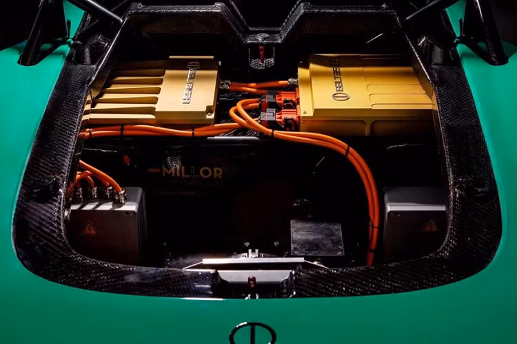 Revolt là một nỗ lực chung của Baltasar, Millor và Enchufings, và cả ba công ty này đều có điểm chung: nhà sáng lập và CEO Baltasar López. Mỗi công ty đảm nhận một phần sản xuất riêng biệt: Baltasar chế tạo ô tô, Millor sản xuất cụm pin, và Enchufings xử lý tính năng sạc.