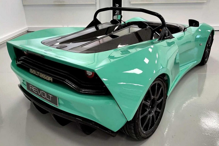 Được trang bị 2 mô tơ điện cung cấp tổng công suất 500 mã lực và 1.000 Nm mô-men xoắn cực đại, Revolt có hệ dẫn động cầu sau và tính năng kiểm soát hướng lực mô-men xoắn. Được làm bằng khung kim loại nhẹ theo tiêu chuẩn FIA, đi kèm với thân và nội thất bằng sợi carbon, chiếc xe 2 chỗ này chỉ nặng 770 kg, và khoảng 1/3 trọng lượng đó là từ cụm pin. Trọng lượng thấp và mô tơ mạnh mẽ khiến Revolt có thể đạt 100 km/h từ trạng thái đứng yên chỉ trong 2,5 giây, tuy nhiên tốc độ tối đa lại không được đề cập.