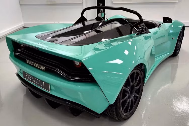 Được trang bị 2 mô tơ điện cung cấp tổng công suất 500 mã lực và 1.000 Nm mô-men xoắn cực đại, Revolt có hệ dẫn động cầu sau và tính năng kiểm soát hướng lực mô-men xoắn. Được làm bằng khung kim loại nhẹ theo tiêu chuẩn FIA, đi kèm với thân và nội thất bằng sợi carbon, chiếc xe 2 chỗ này chỉ nặng 770 kg, và khoảng 1/3 trọng lượng đó là từ cụm pin. Trọng lượng thấp và mô tơ mạnh mẽ khiến Revolt có thể đạt 100 km/h từ trạng thái đứng yên chỉ trong 2,5 giây, tuy nhiên tốc độ tối đa lại không được đề cập.