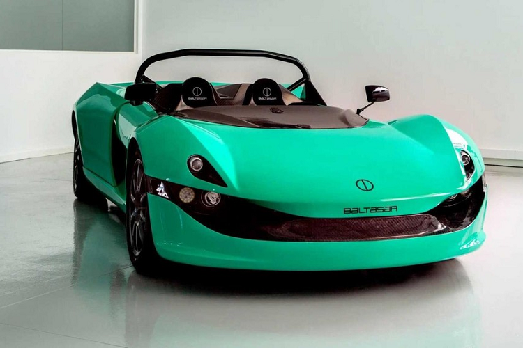 Cung cấp tới khách hàng với nhiều mẫu sắc ngoại thất bắt mắt, giá xe Baltasar Revolt sẽ bán ra 230.000 Euro (khoảng 6,39 tỷ đồng) mỗi chiếc, với khâu sản xuất được bắt đầu trong năm 2022. Revolt rõ ràng là dành cho những người mê xe giàu có đang tìm kiếm một chiếc xe đua chạy điện mới mẻ. Baltasar cũng hứa hẹn rằng mỗi chiếc sẽ được sản xuất thủ công, theo thông số kỹ thuật như yêu cầu của chủ sở hữu tương lai, vì vậy mỗi chiếc xe sẽ là một kiệt tác độc nhát cho dù đều thuộc một dòng sản phẩm giới hạn