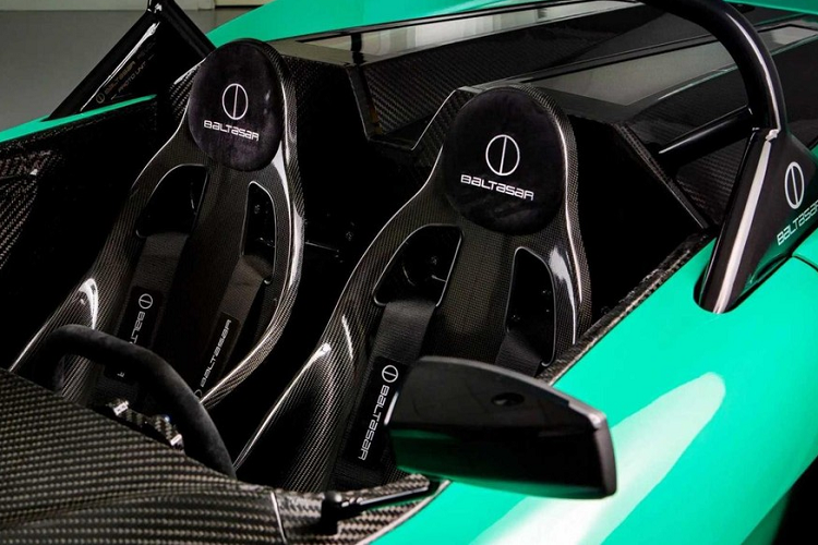 Được giới thiệu là sự khởi đầu của “cuộc cách mạng xe điện đường đua”, Revolt đặt mục đích mang đến niềm vui lái xe tuyệt đối, không gì sánh được cho những người cũng đang tìm kiếm những trải nghiệm mới. Được sinh ra với mong muốn cung cấp một phương tiện bền vững trên cả đường phố lẫn đường đua, tuy nhiên siêu xe Baltasar Revolt thể hiện tiềm năng tốt hơn cả trên các cung đường đua khép kín. Một phần nguyên nhân là bởi nó không có kính chắn gió, không có nóc, không có cửa, tuân thủ luật lệ FIA, và có vị trí lái xe theo phong cách Công thức Một.