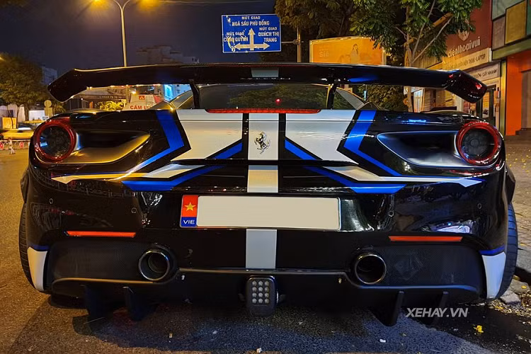 Không có sự thay đổi về động cơ, siêu phẩm Ferrari 488 GTB độ Liberty Walk trong bài viết tiếp tục sử dụng khối động cơ V8 3.9L tăng áp kép quen thuộc, sản sinh ra công suất 661 mã lực và 670 Nm mô-men xoắn.