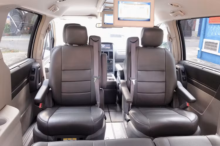 “Của lạ” Dodge Grand Caravan này là một gợi ý dành cho khách hàng thích chơi xe độc đáo. Tại thời điểm này, rất ít khách hàng chịu chơi đưa về các mẫu xe MPV lắp động cơ cỡ lớn như vậy vì thuế TTĐB.