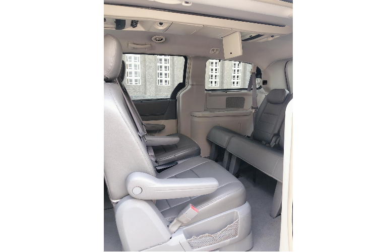 Ghế ngồi trên chiếc Grand Caravan này đều được bọc da cao cấp, cung cấp nhiều tính năng tiện lợi để phục vụ cho gia đình bao gồm màn hình giải trí ốp trần xe, tính năng khởi động từ xa, hàng ghế thứ nhất và thứ hai có sưởi và có rèm che nắng, cửa trượt điện, cốp điện, đèn chiếu sáng xung quanh, đèn đọc sách, hệ thống sưởi và điều hoà tự động 3 vùng.