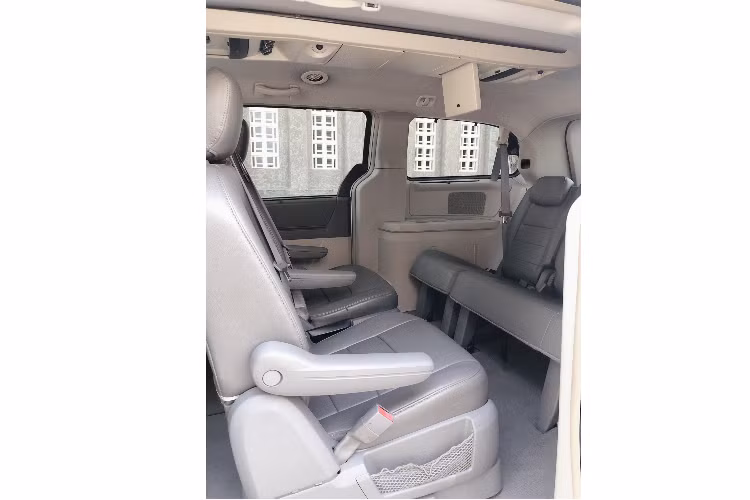 Ghế ngồi trên chiếc Grand Caravan này đều được bọc da cao cấp, cung cấp nhiều tính năng tiện lợi để phục vụ cho gia đình bao gồm màn hình giải trí ốp trần xe, tính năng khởi động từ xa, hàng ghế thứ nhất và thứ hai có sưởi và có rèm che nắng, cửa trượt điện, cốp điện, đèn chiếu sáng xung quanh, đèn đọc sách, hệ thống sưởi và điều hoà tự động 3 vùng.