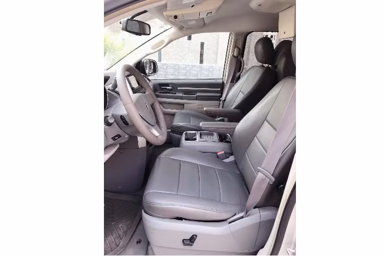 Điểm hấp dẫn của chiếc Dodge Grand Caravan này chính là động cơ xăng cỡ lớn, lớn hơn nhiều so với các đối thủ đến từ Nhật cùng thời. Bên dưới nắp ca-pô chiếc MPV Mỹ là động cơ xăng V6 dung tích 4.0 lít, hút khí tự nhiên, sản sinh công suất 240 mã lực (179 kW) và mô-men xoắn cực đại 343Nm. Sức mạnh được truyền xuống cầu sau (RWD), thông qua hộp số tự động 6 cấp (6 AT).