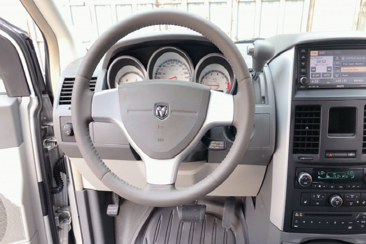 Theo thông tin rao bán, chiếc Grand Caravan này đã lăn bánh được khoảng 50.000 miles (khoảng 80.000km). Giá xe Dodge Grand Caravan 2008 này đang được chào bán khoảng 685 triệu đồng tại TP HCM. Làm so sánh, giá bán của Grand Caravan cao hơn so với những chiếc Toyota Sienna nhập Mỹ máy V8 3.5L cùng đời, đang có giá rao bán trên thị trường xe cũ từ 550 – 700 triệu đồng, tùy vào tình trạng xe.