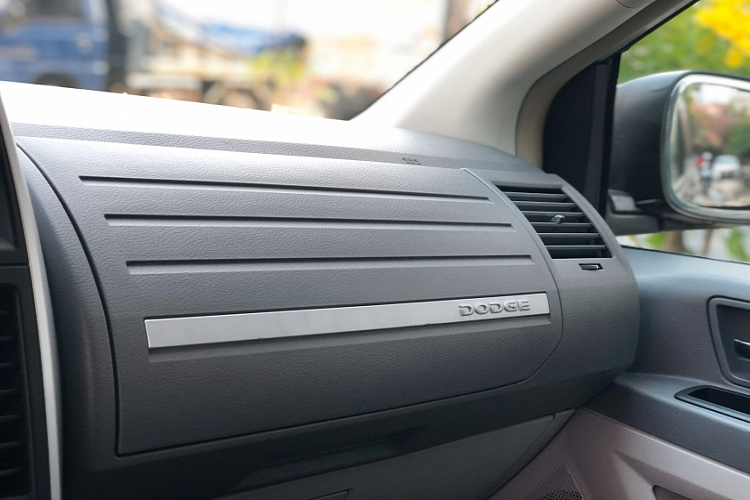 Các tính năng giải trí được cung cấp trên xe bao gồm đầu DVD, hệ thống giải trí đa phương tiện, CD / DVD / HDD / MP3 và radio vệ tinh, ổ cắm điện 12V và hơn thế nữa. Là một mẫu xe dành cho thị trường Mỹ, Dodge Grand Caravan được trang bị khá nhiều an toàn như túi khí rèm cho tất cả các hàng ghế, cân bằng điện tử (ESP), kiểm soát độ bám đường và hỗ trợ phanh, camera lùi (ParkView),…