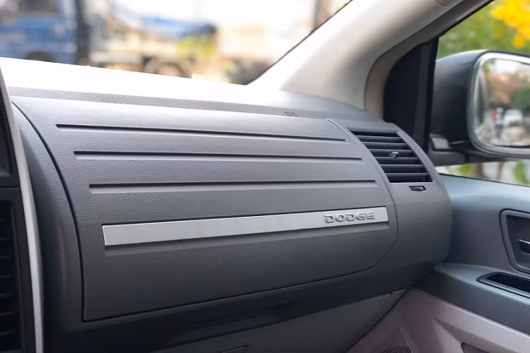 Các tính năng giải trí được cung cấp trên xe bao gồm đầu DVD, hệ thống giải trí đa phương tiện, CD / DVD / HDD / MP3 và radio vệ tinh, ổ cắm điện 12V và hơn thế nữa. Là một mẫu xe dành cho thị trường Mỹ, Dodge Grand Caravan được trang bị khá nhiều an toàn như túi khí rèm cho tất cả các hàng ghế, cân bằng điện tử (ESP), kiểm soát độ bám đường và hỗ trợ phanh, camera lùi (ParkView),…