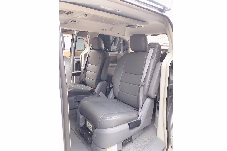 Dù đã hơn 10 năm tuổi, nhưng nội ngoại thất của chiếc Dodge Grand Caravan này vẫn đang trong tình trạng tốt vì được chăm sóc giữ gìn cẩn thận, các chi tiết nhựa da vẫn còn rất mới. Điểm độc đáo trên xe chính là hàng ghế thứ 2 cho phép xoay 180 độ để quay mặt về phía sau, hàng ghế thứ 3 cung cấp chỗ ngồi khá rộng rãi.