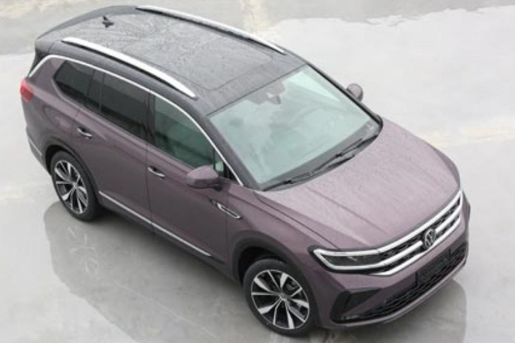 Đằng sau, Volkswagen Talagon có cụm đèn hậu nồi liền với nhau, đèn phản quang vừa dài vừa thanh mảnh và 2 đầu ống xả hình chữ nhật. Ở giữa cửa cốp sau là logo của hãng Volkswagen và tên xe "Talagon". Hiện chưa có hình ảnh bên trong và giá xe Volkswagen Talagon 2022. Theo tin đồn, mẫu SUV cỡ lớn này sẽ được trang bị động cơ xăng 4 xi-lanh, tăng áp, dung tích 2.0L, sản sinh công suất tối đa 186 mã lực hoặc 220 mã lực.